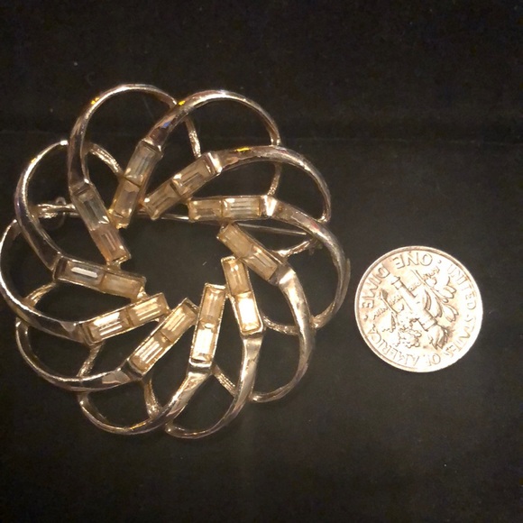 NWOT Beautiful Gold Tone Rhinestone Brooch - Picture 3 of 5